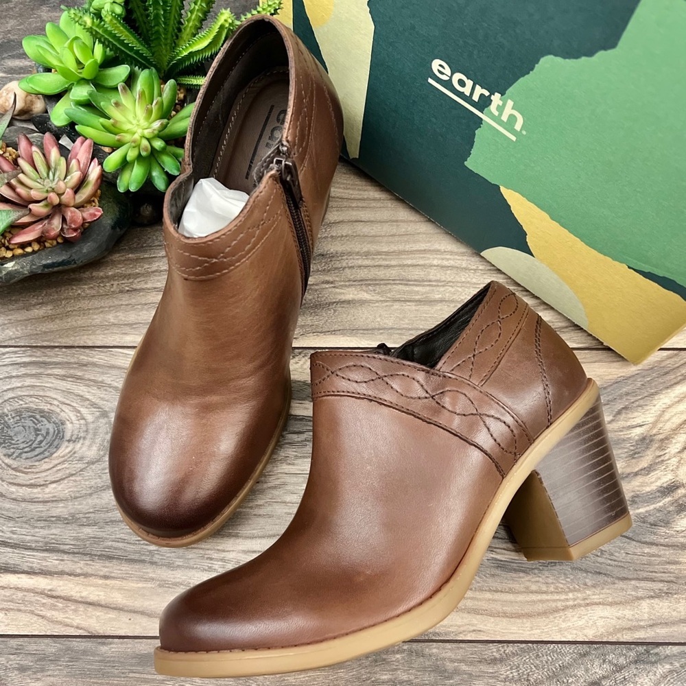 NIB Earth Lina Austin Notched Heeled Low Cut Leather Bootie Mahogany 8M